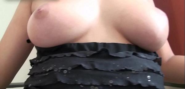  Jolie ado avec une belle grosse paire de seins naturels